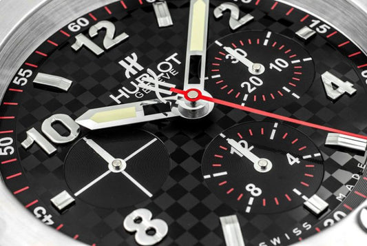 ساعة الحائط الفاخرة Hublot - تصميم معاصر ودقة استثنائية