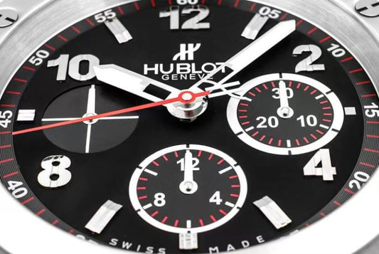 ساعة الحائط الفاخرة Hublot - تصميم معاصر ودقة استثنائية