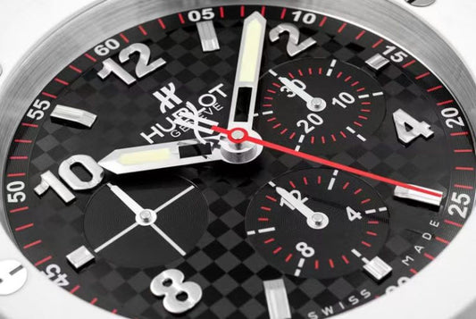 ساعة الحائط الفاخرة Hublot - تصميم معاصر ودقة استثنائية