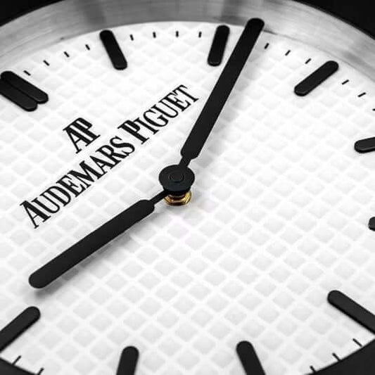 ساعة الحائط الفاخرة Audemars Piguet Royal Oak - أناقة سويسرية لداخلك