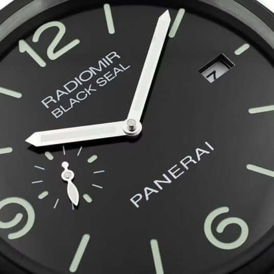 ساعة الحائط الفاخرة Panerai - تصميم أنيق ودقة لا مثيل لها