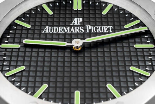 ساعة الحائط الفاخرة Audemars Piguet Royal Oak - أناقة سويسرية لداخلك