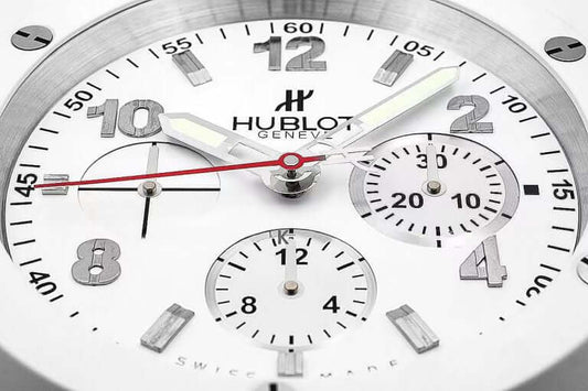 ساعة الحائط الفاخرة Hublot - تصميم معاصر ودقة استثنائية