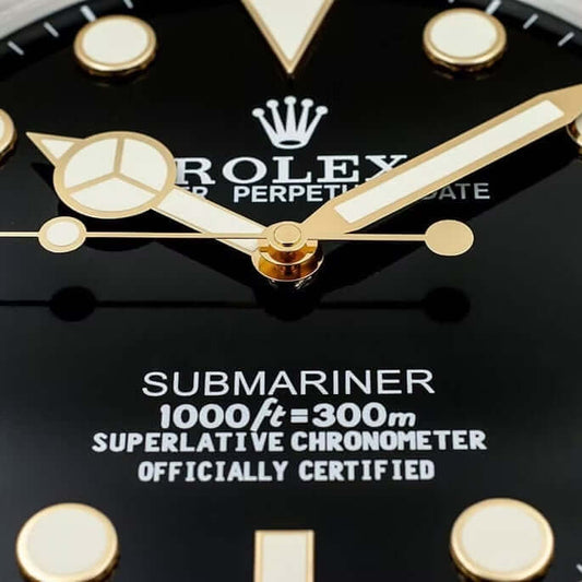Horloge Murale Rolex Submariner Noire & Dorée – Plongée dans l’Excellence ⚓🖤✨ - Passeport Cases