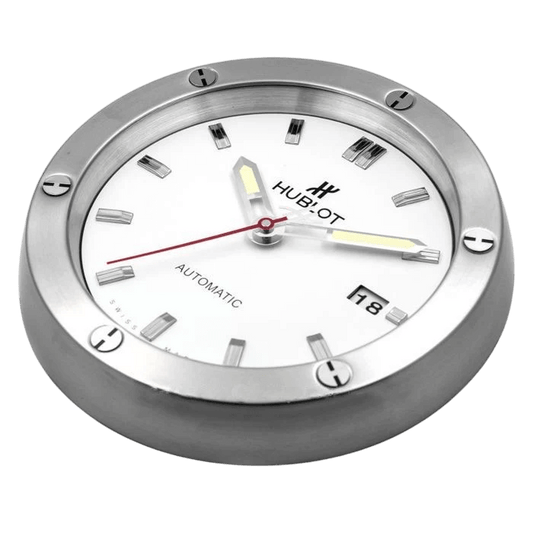 ساعة الحائط الفاخرة Hublot - تصميم معاصر ودقة استثنائية