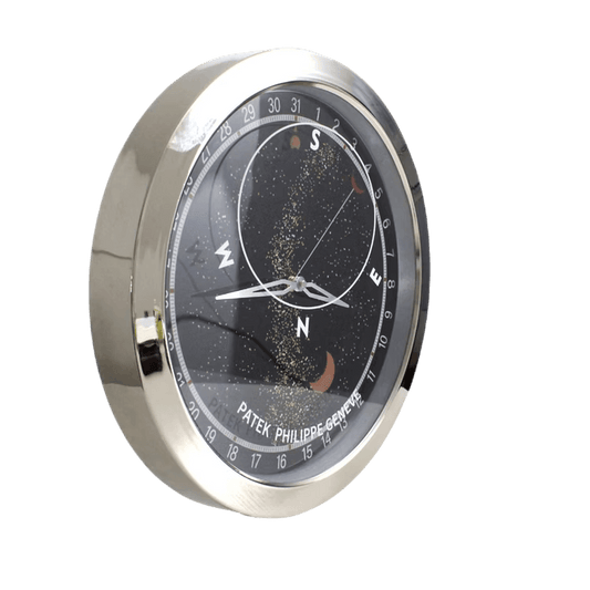 Horloge murale Patek Philippe Célestial avec cadran noir et constellations dorées, style élégant et intemporel.
