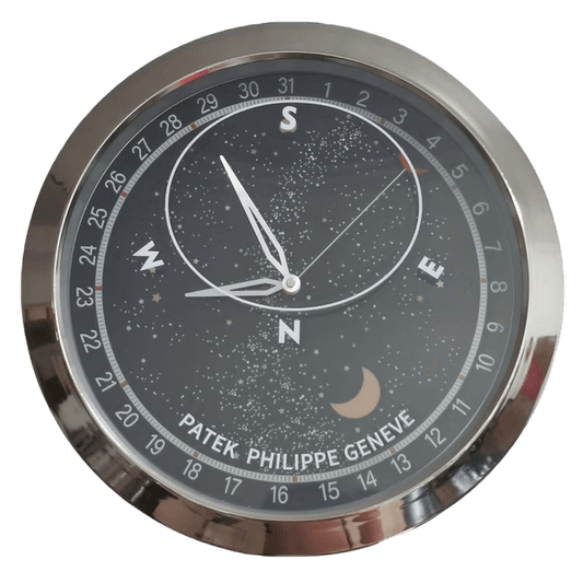 Horloge murale Patek Philippe Célestial avec cadran noir et constellations dorées, design élégant et astral.
