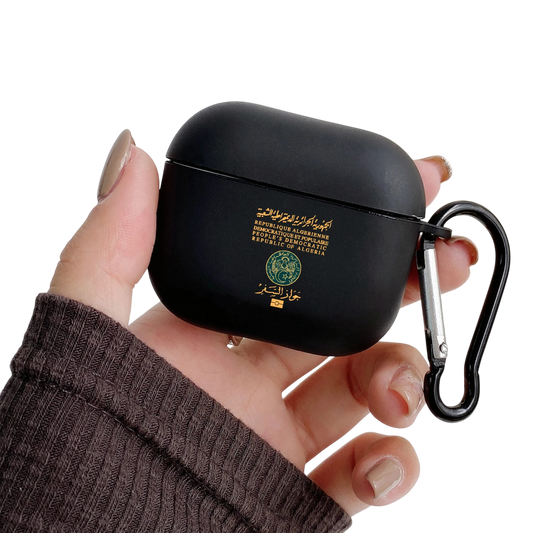 Coque AirPods Algérie – Noir avec logo passeport
