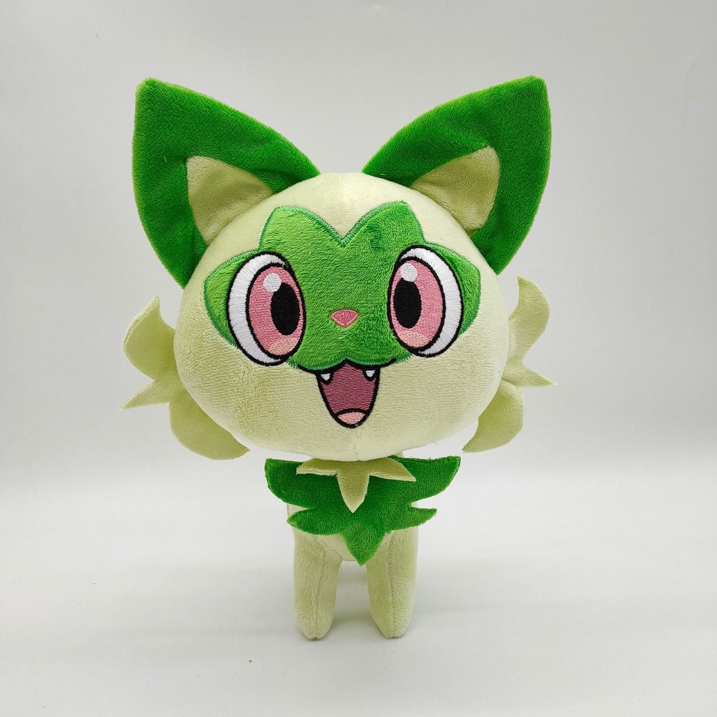 Peluche Pokémon Sprigatito Felori - Chaton Vert Adorable 25x20 cm