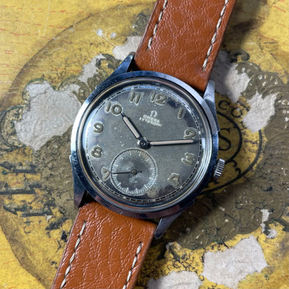 Vintage omega 2375-1 hodinky ve 40. letech 20. století s pohybem nárazníku a patinovaným číselníkem