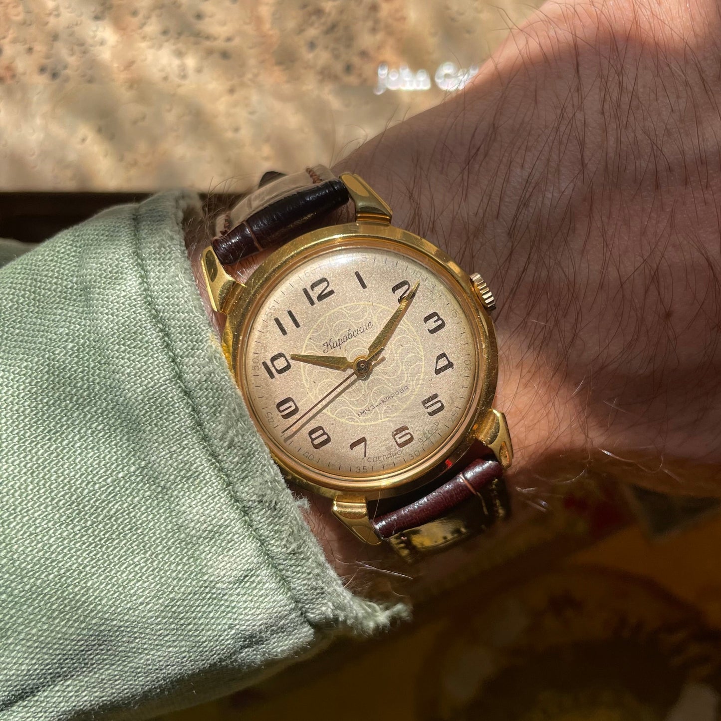 Reloj Kirovskie vintage de la década de 1970 en oro chapado con dial de champán y pulsera de cuero negro