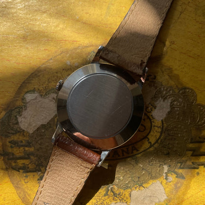 Reloj Vintage Movado desde la década de 1950 en acero chapado en oro gris con dial blanco y pulsera de cuero marrón