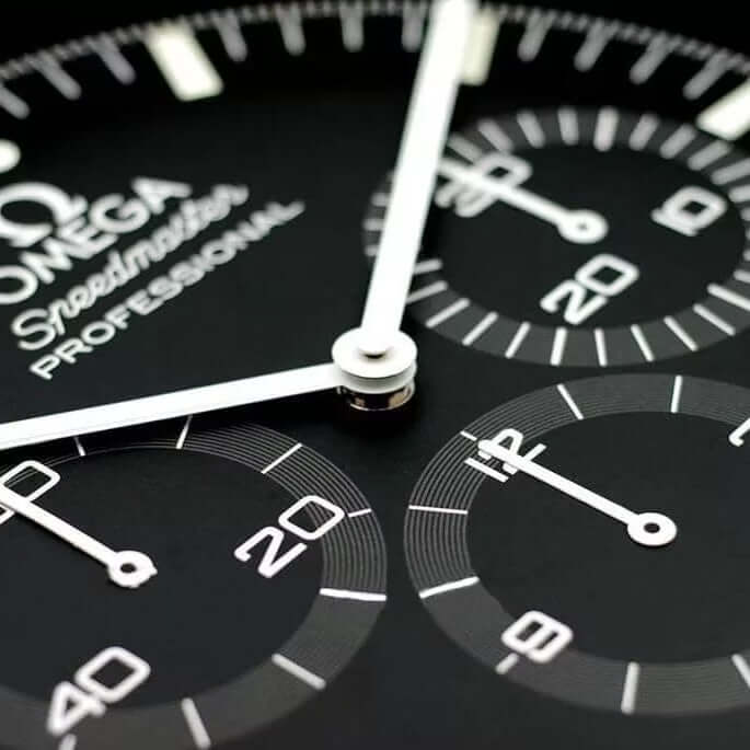 Horloge Murale de Luxe Omega Speedmaster - Élégance et Précision Intemporelle