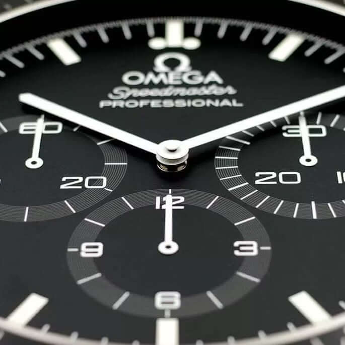 Horloge Murale de Luxe Omega Speedmaster - Élégance et Précision Intemporelle