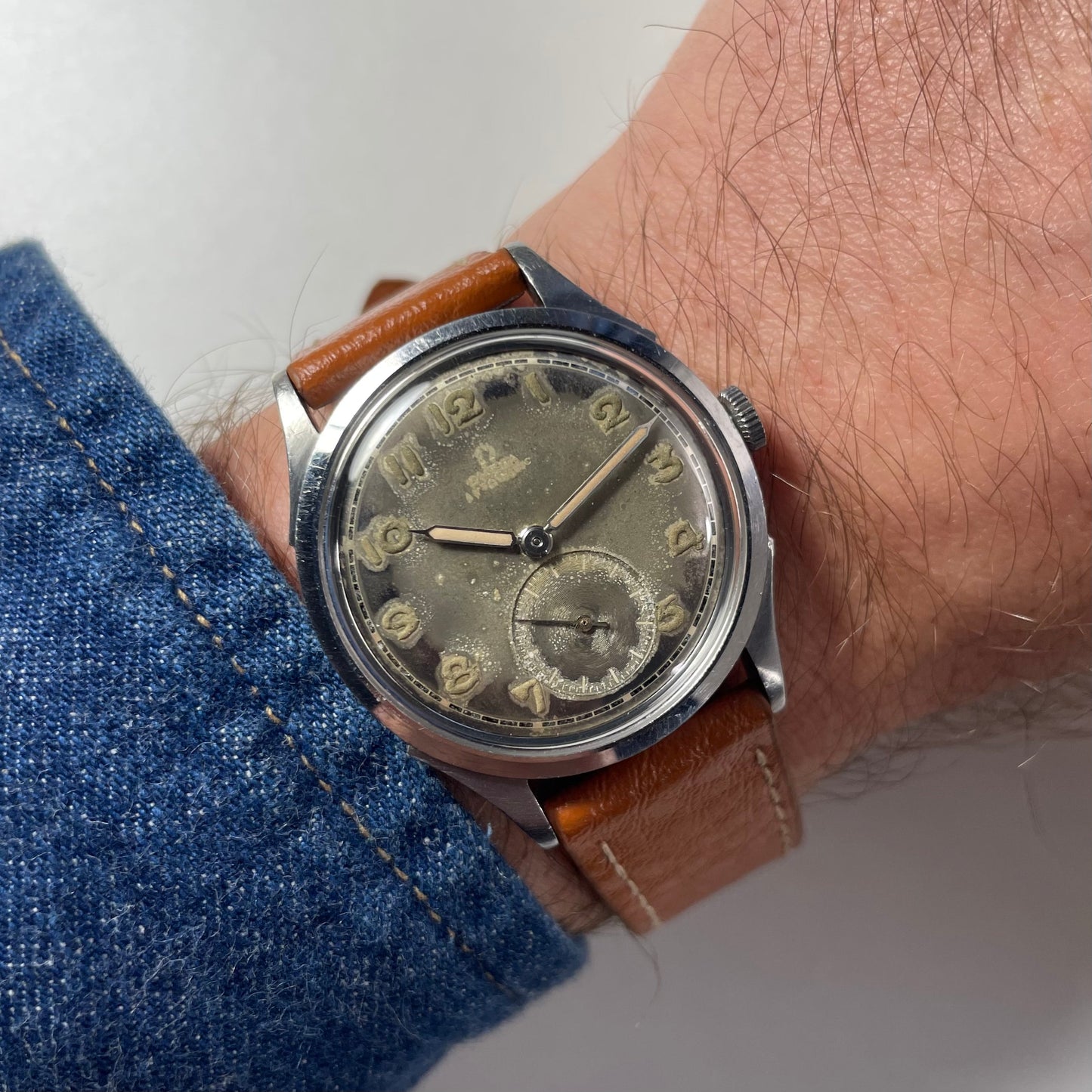 Vintage omega 2375-1 hodinky ve 40. letech 20. století s pohybem nárazníku a patinovaným číselníkem