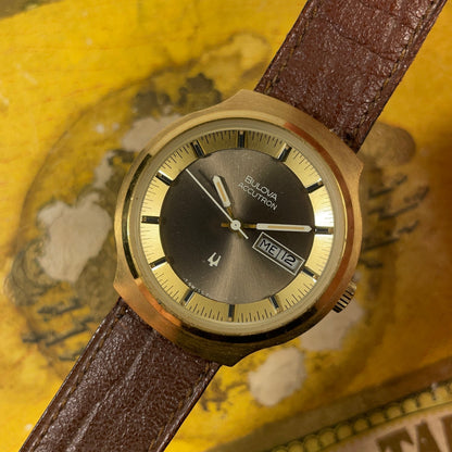 Montre Bulova Accutron NOS des années 1980 en or avec bracelet en cuir