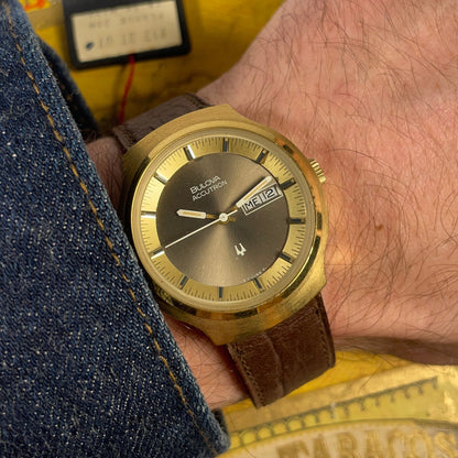 Montre Bulova Accutron NOS des années 1980 en or avec bracelet en cuir