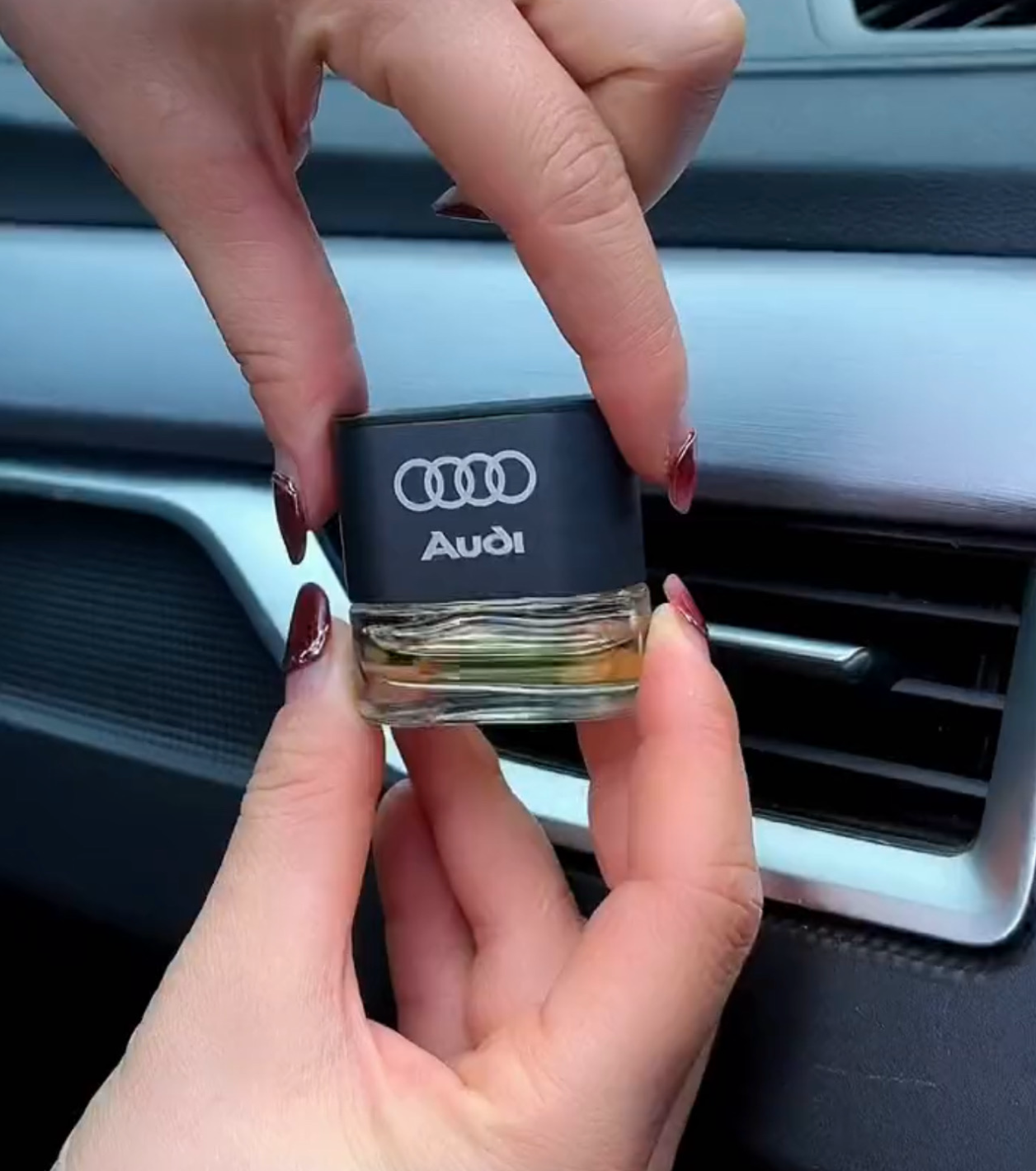 Désodorisant de Voiture Élégant avec Logo - Parfum Durable et Chic