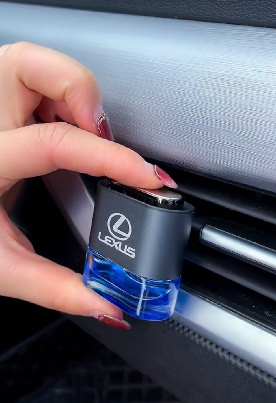 Désodorisant de Voiture Élégant avec Logo - Parfum Durable et Chic