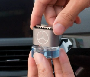 Désodorisant de Voiture Élégant avec Logo - Parfum Durable et Chic