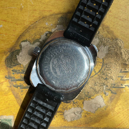 Vintage Watch Yema Junior Skin Diver de la década de 1960 con dial negro y movimiento mecánico