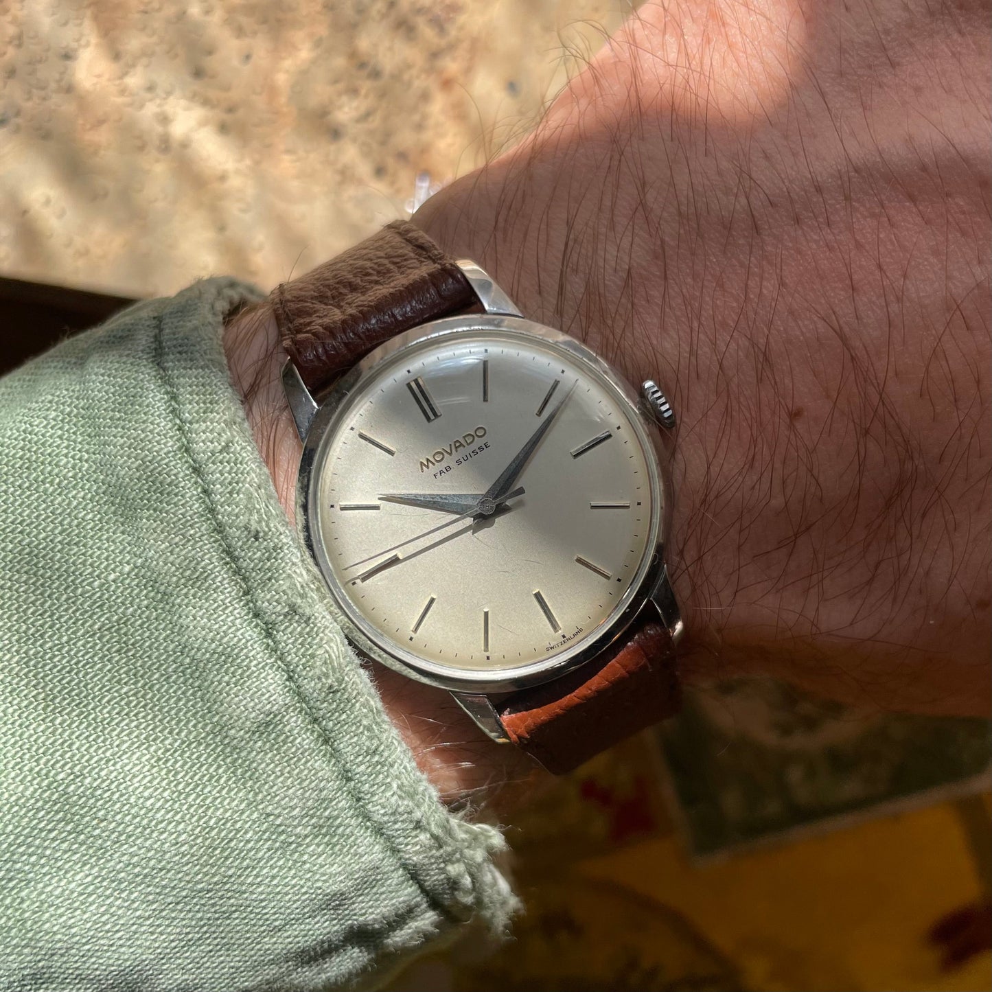 Reloj Vintage Movado desde la década de 1950 en acero chapado en oro gris con dial blanco y pulsera de cuero marrón