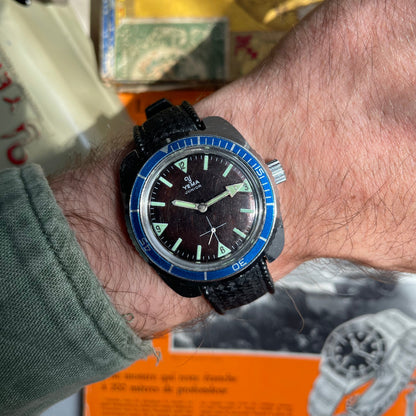 Vintage Watch Yema Junior Skin Diver de la década de 1960 con dial negro y movimiento mecánico