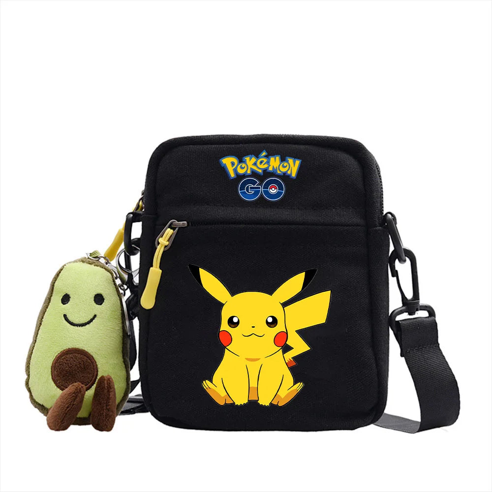 Messenger Tasche mit Pokemon Motiven und Avocado Plüsch Anhänger