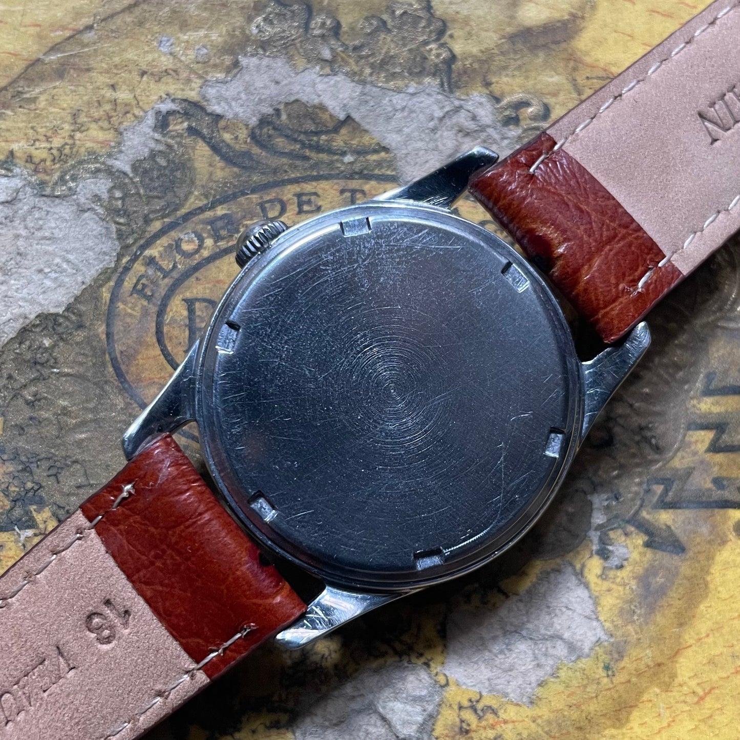 Omega Tesla çelik kadran, beyaz kadran, kahverengi devekuşu deri kayış, manuel vintage mekanik hareket