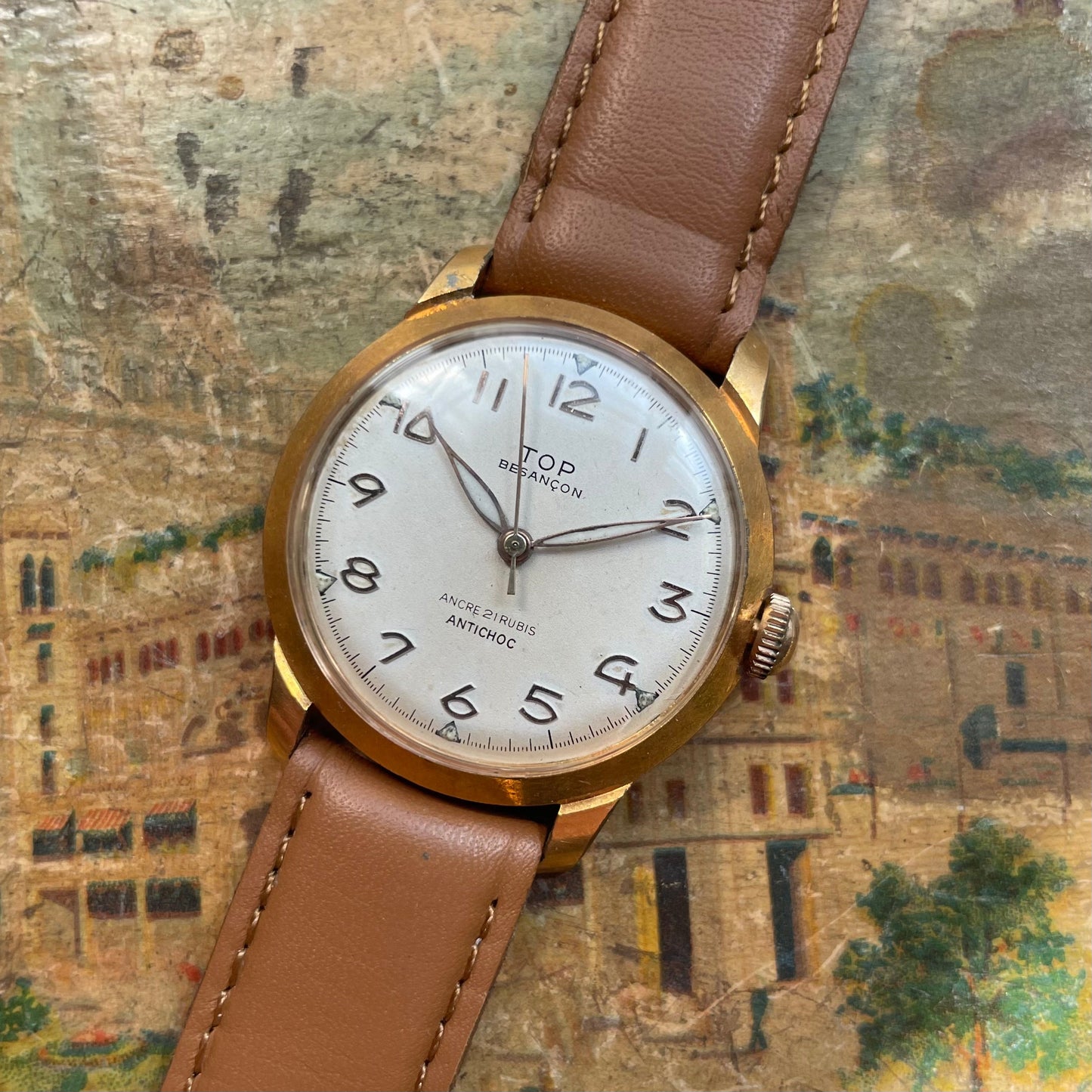 Vintage Top Besançon Watch από τη δεκαετία του 1960 σε χρυσό χάλυβα με λευκό επιλογέα και δερμάτινο βραχιόλι