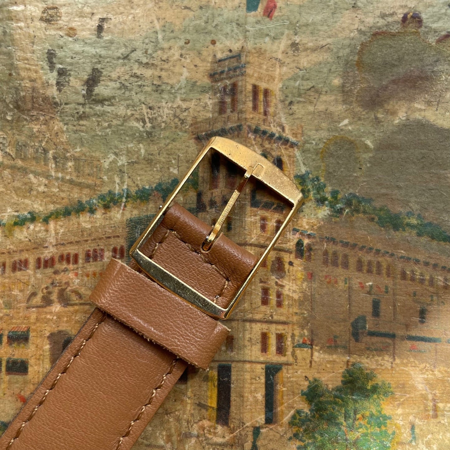 Vintage Top Besançon Watch από τη δεκαετία του 1960 σε χρυσό χάλυβα με λευκό επιλογέα και δερμάτινο βραχιόλι