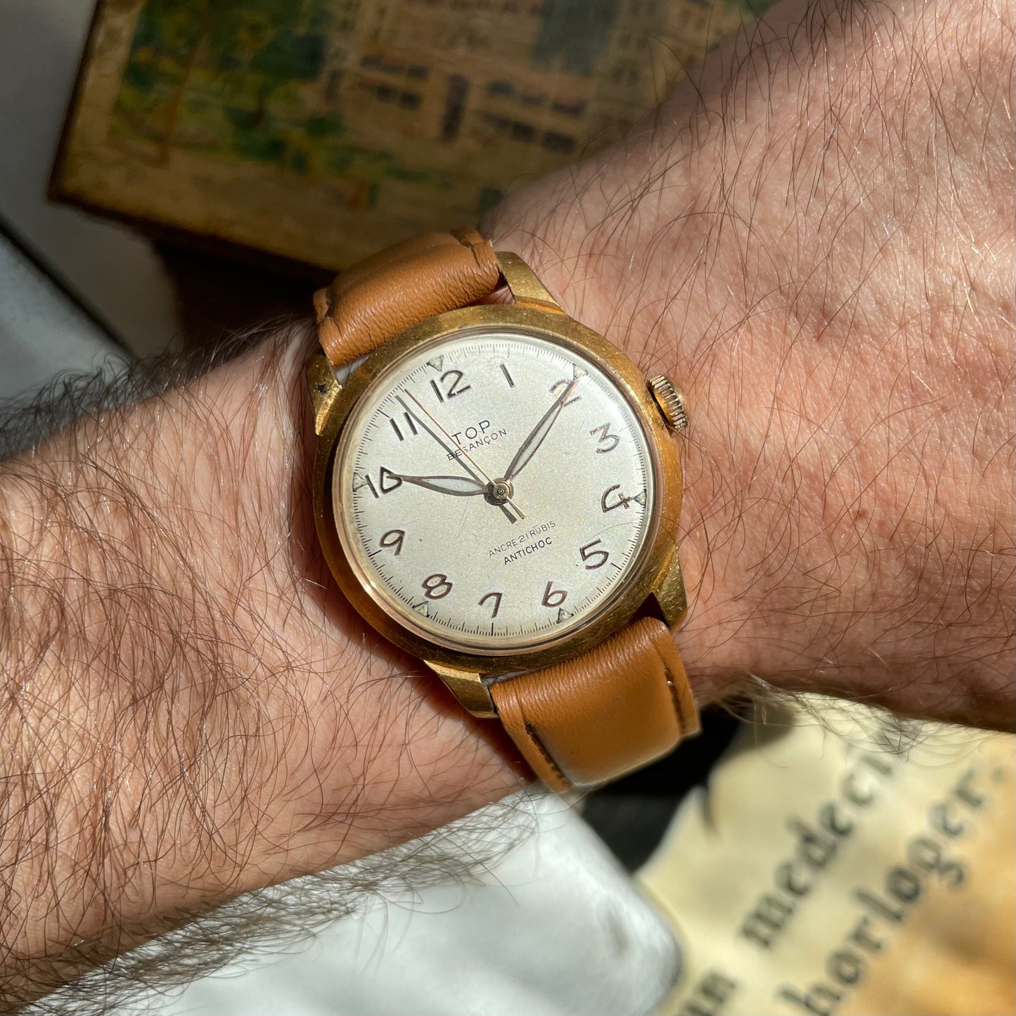 Vintage Top Besançon Watch από τη δεκαετία του 1960 σε χρυσό χάλυβα με λευκό επιλογέα και δερμάτινο βραχιόλι