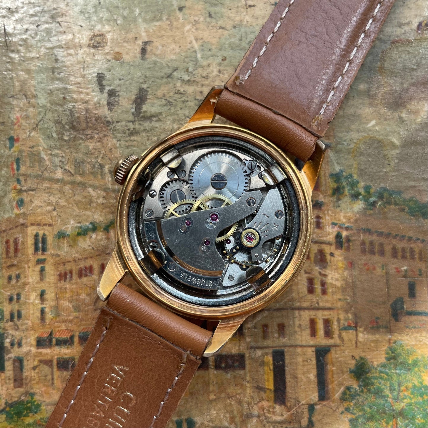 Vintage Top Besançon Watch από τη δεκαετία του 1960 σε χρυσό χάλυβα με λευκό επιλογέα και δερμάτινο βραχιόλι