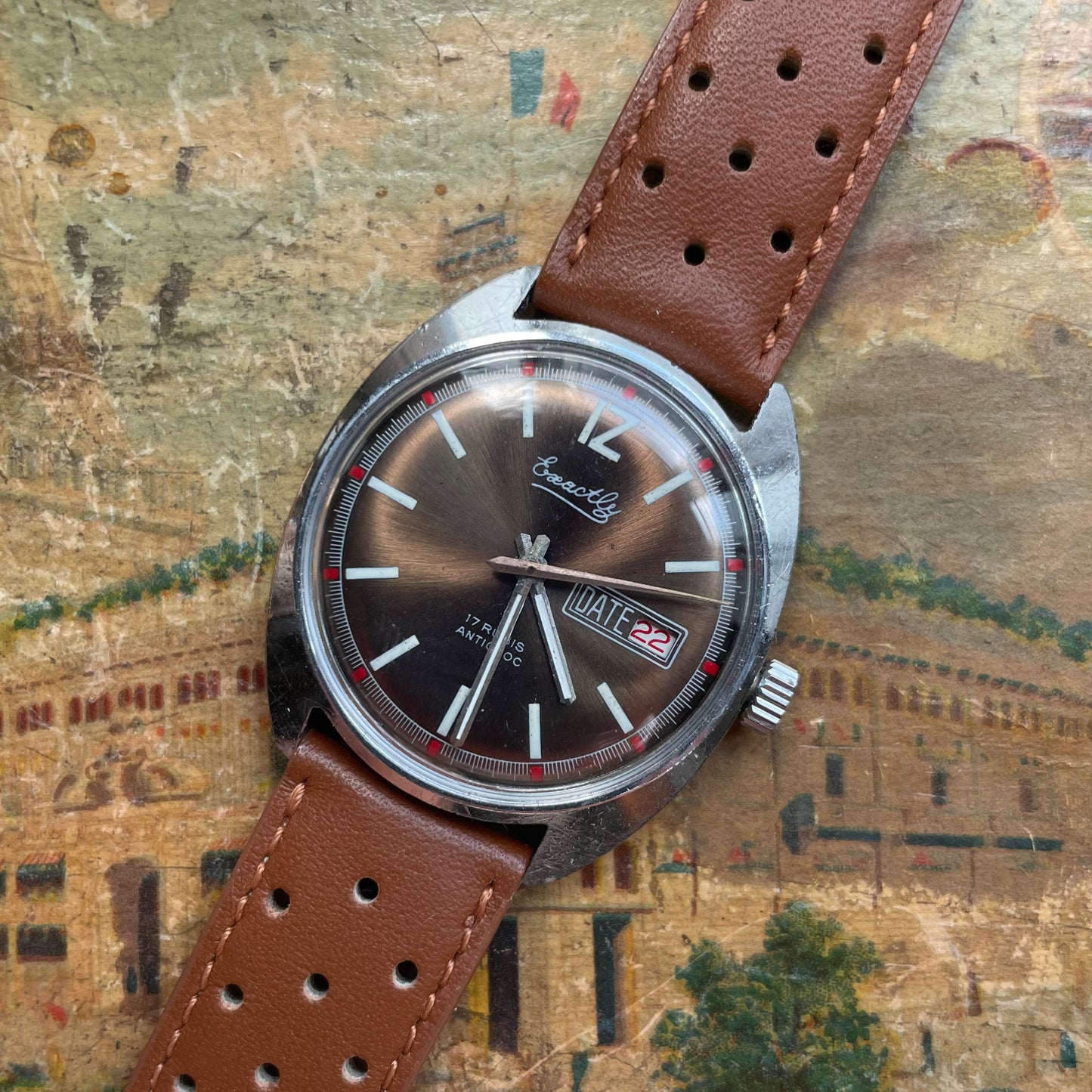 Genau Vintage -Uhr aus den 1970er Jahren in Chrom mit braunem Zifferblatt und Rallye -Lederarmband, manueller Zusammenbau