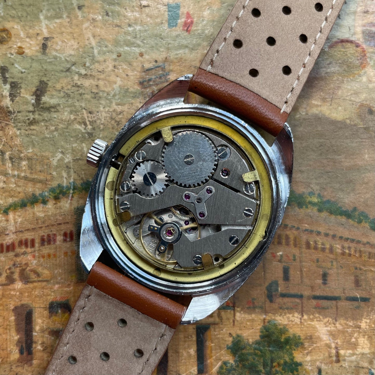 Genau Vintage -Uhr aus den 1970er Jahren in Chrom mit braunem Zifferblatt und Rallye -Lederarmband, manueller Zusammenbau