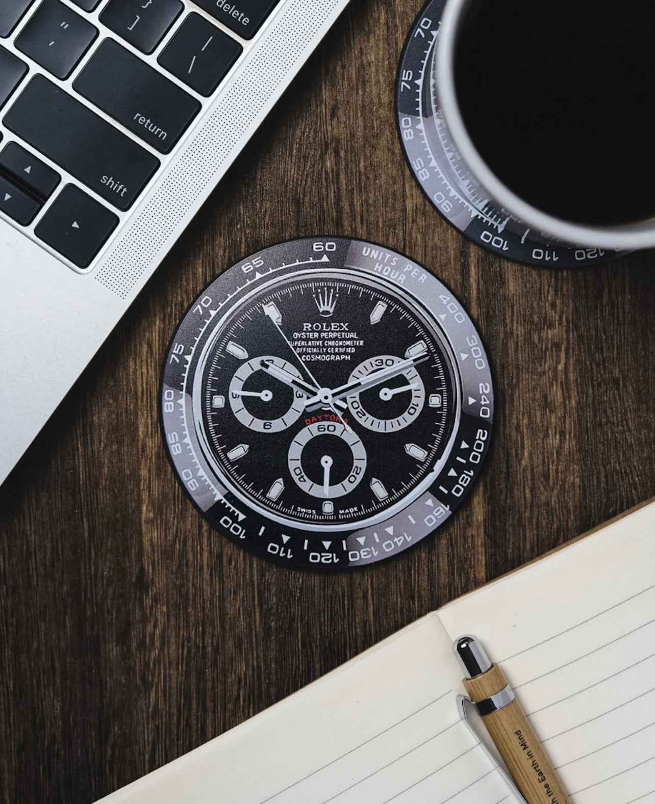 Dessous de Verre en Silicone "Daytona Noir" pour Passionnés de Montres - Passeport Cases