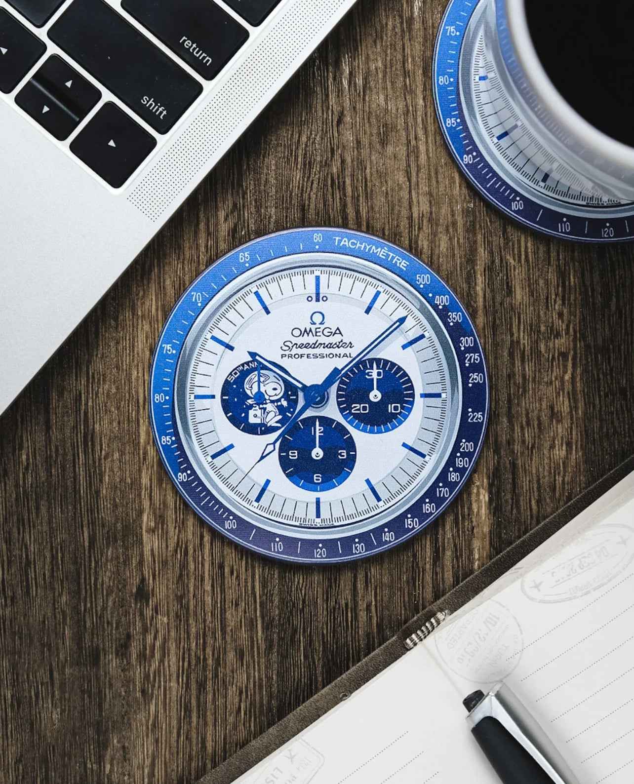 Sous-verres Speedy Snoopy pour Amateurs de Montres - Résistants à l'Eau et à la Chaleur, Design en Silicone Antidérapant - Passeport Cases