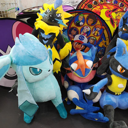 Peluches XXL Pokémon : Lucario, Quajutsu, Zeraora & Plus !