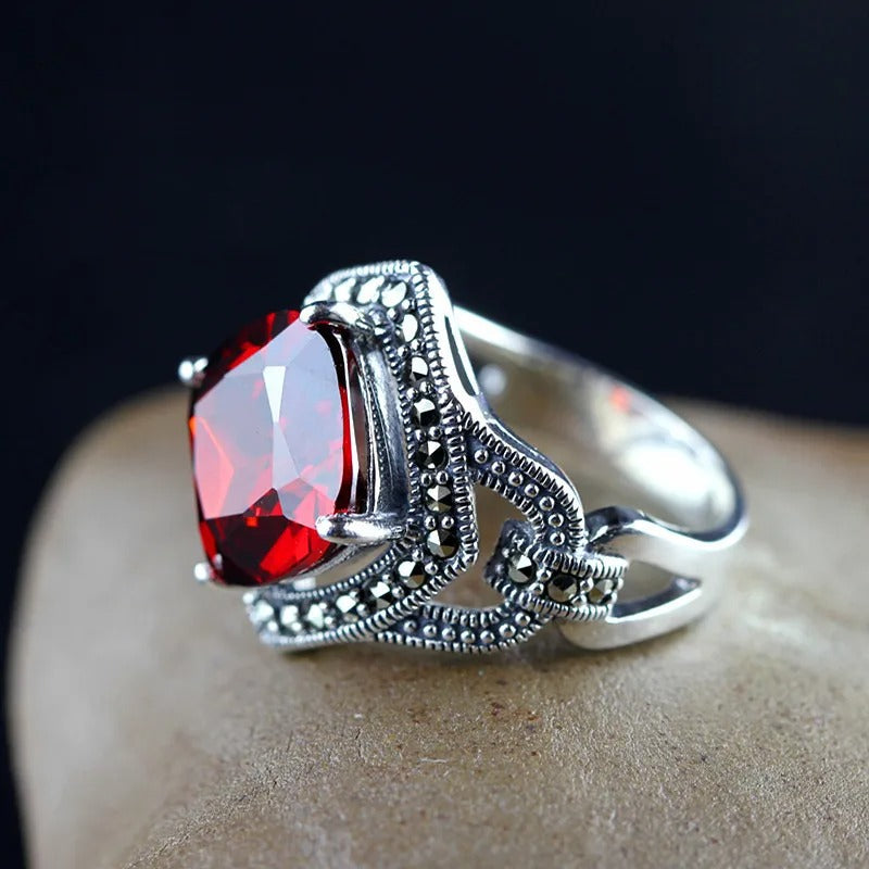 Bague Vintage en Argent avec Grenat Précieux