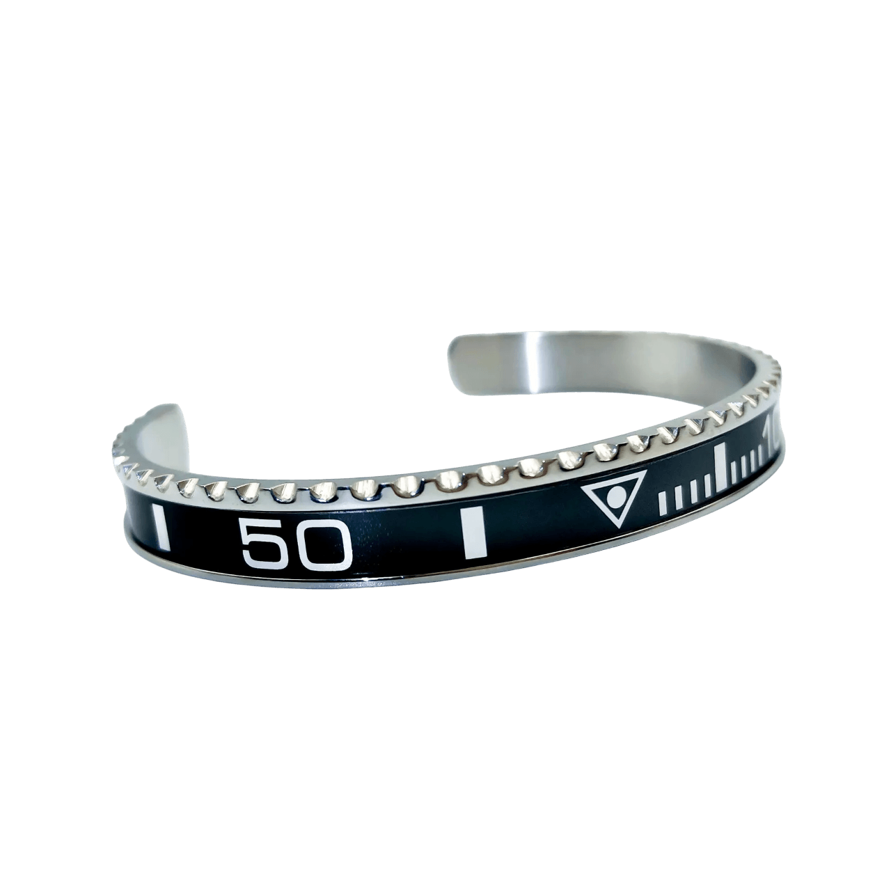 Bracelet manchette Speedometer en acier 316L noir, inspiré de la lunette Submariner, porté à côté d’une montre de luxe, design cranté élégant et ajustable.