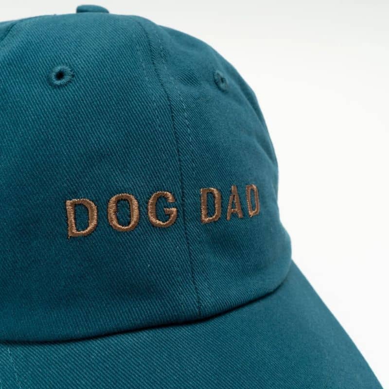 Blue Cap "Dog Dad" em algodão com texto bordado - acessório orgulhosamente projetado por Lucy & Co