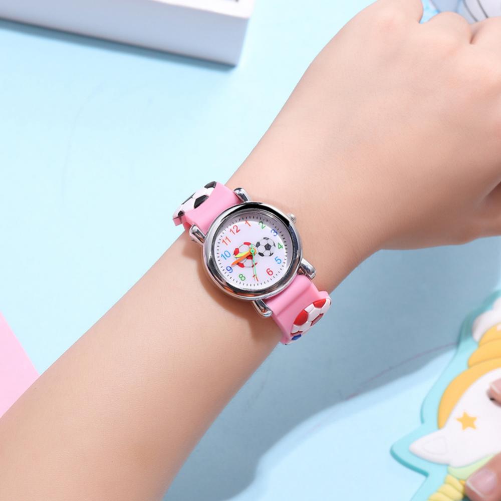 Montre Vintage Enfant - L'accessoire ludique aux motifs de ballons de foot