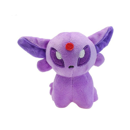 Un montón de diferentes juguetes de peluche de Pokémon y Pokeball para elegir.