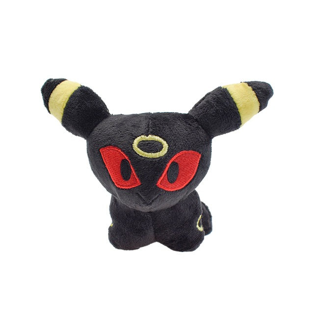 Un montón de diferentes juguetes de peluche de Pokémon y Pokeball para elegir.