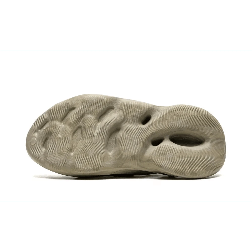 Yeezy Foam RNNR Stone Sage - Passeport Cases